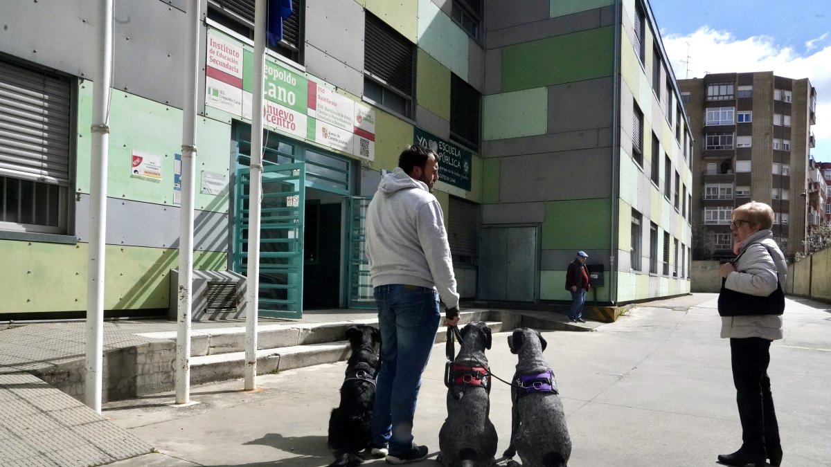 Animales de compañía a las puertas de un colegio electoral debido a la prohibición de acceso de los mismos