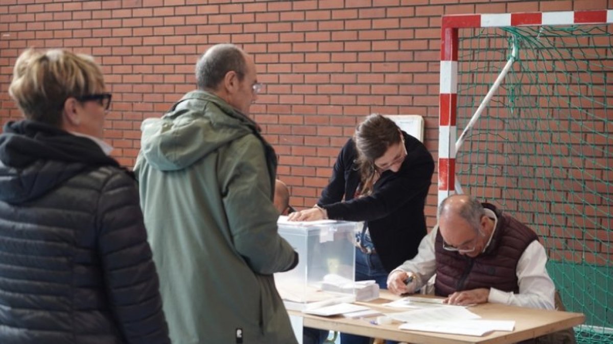 Electores esperan su turno en una mesa electoral de Valladolid.