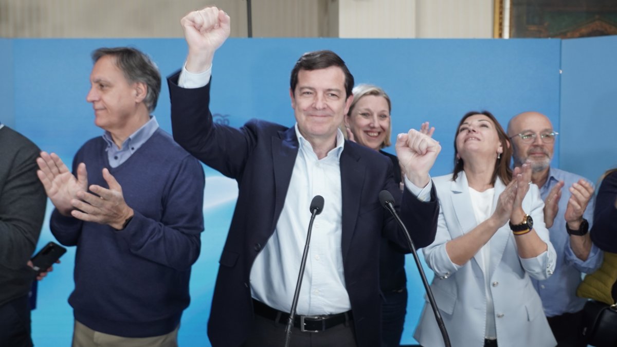 Alfonso Fernández Mañueco celebra la victoria electoral en Salamanca