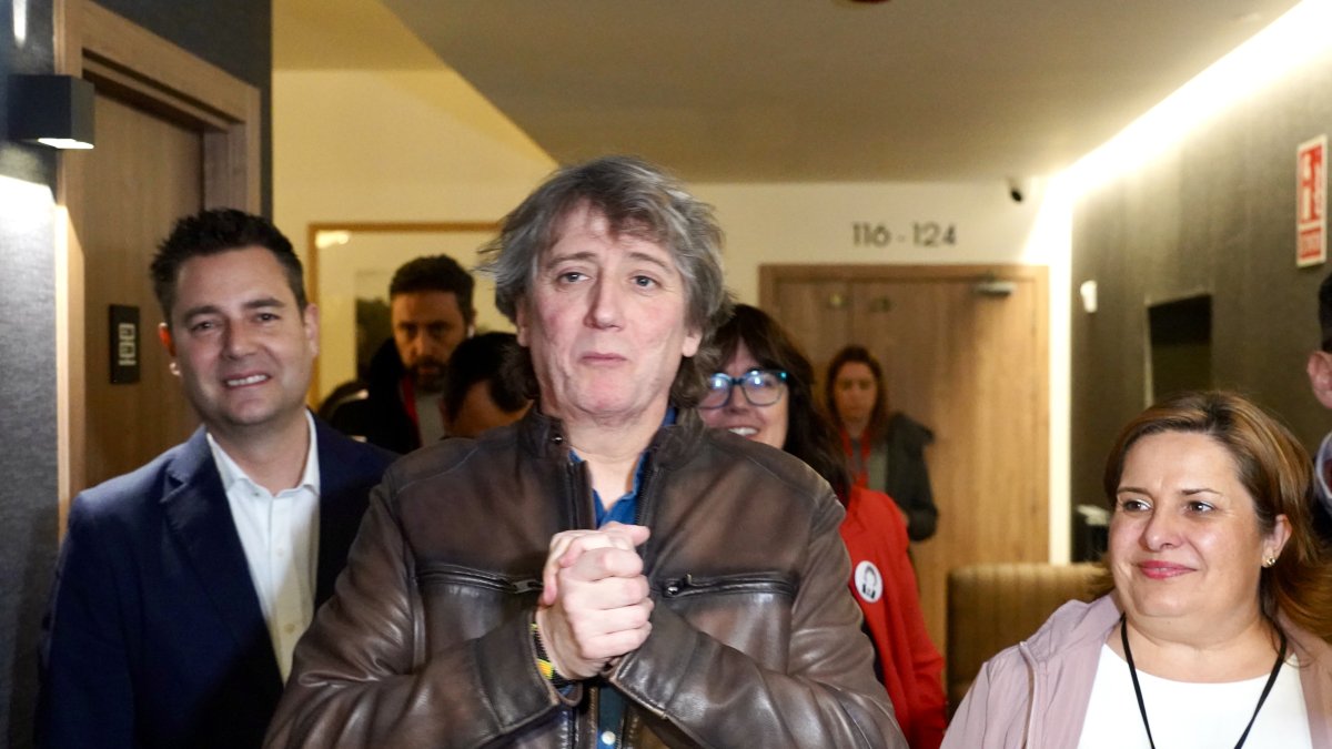 El candidato a la Presidencia de la Junta, Carlos Martínez, a su llegada al hotel en la noche electoral acompañado de Daniel De la Rosa.