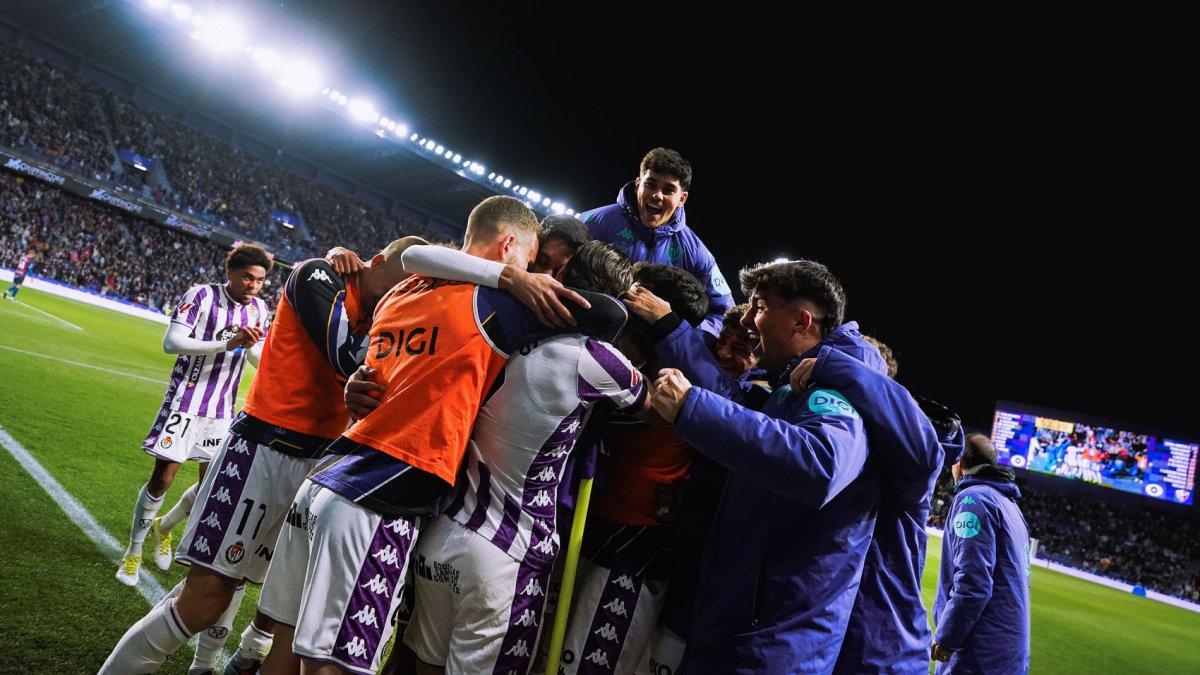 El equipo celebra la vital victoria ante el Huesca en Zorrilla.