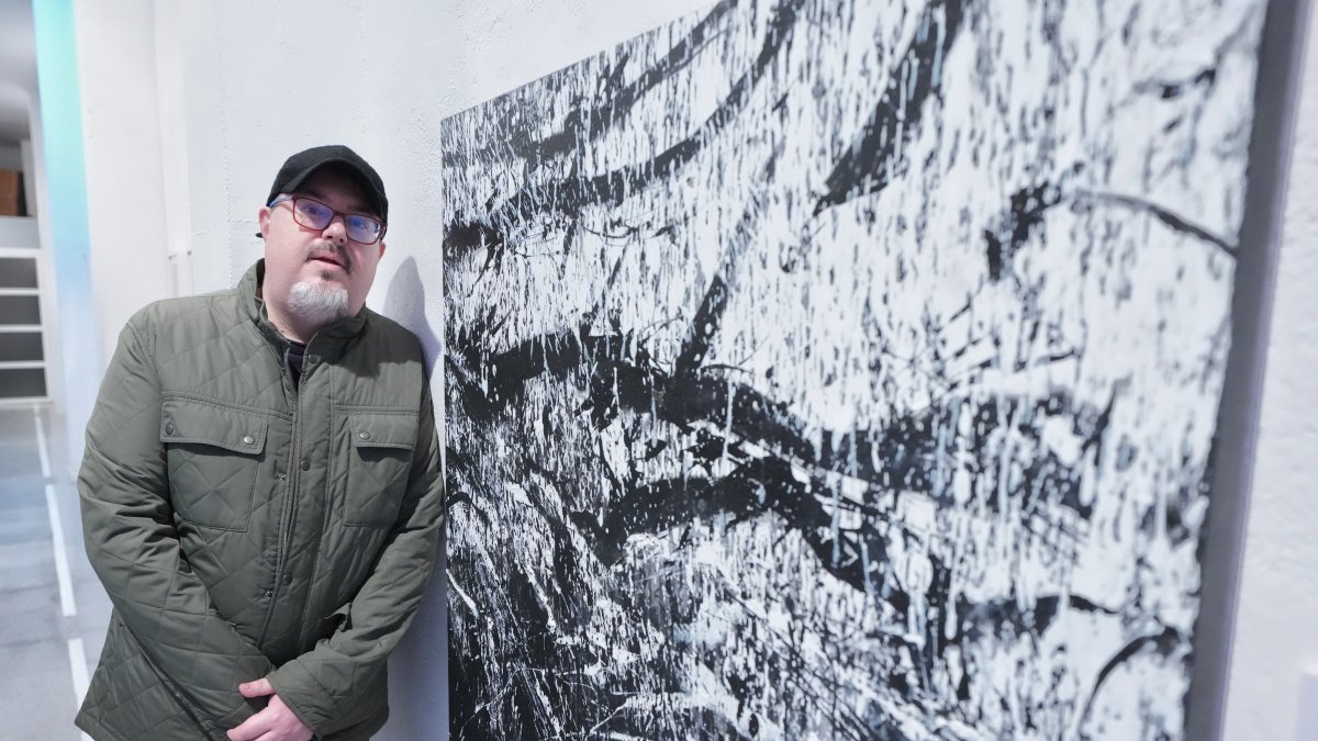Fernando Palacios junto a una de sus obras, en La Maleta.
