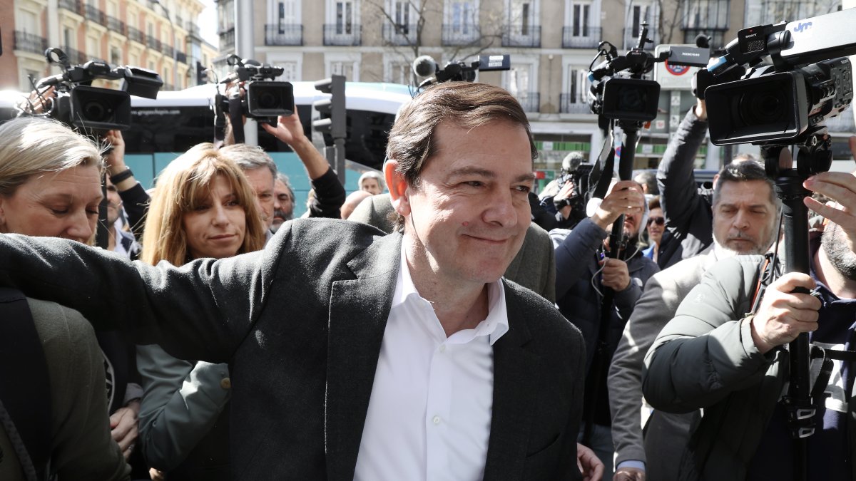 Mañueco en su llegada a Génova este lunes tras ganar las elecciones