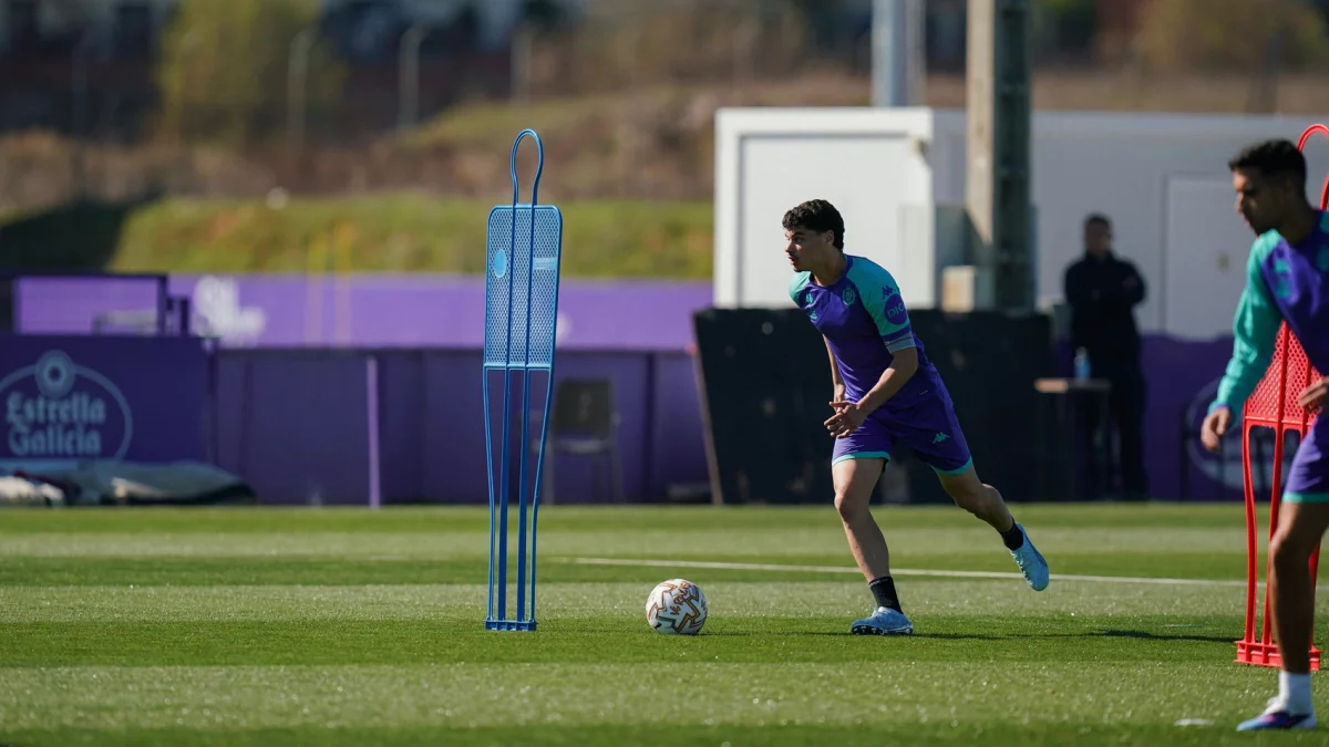 David Torres, con el balón durante el entrenamiento del martes.
