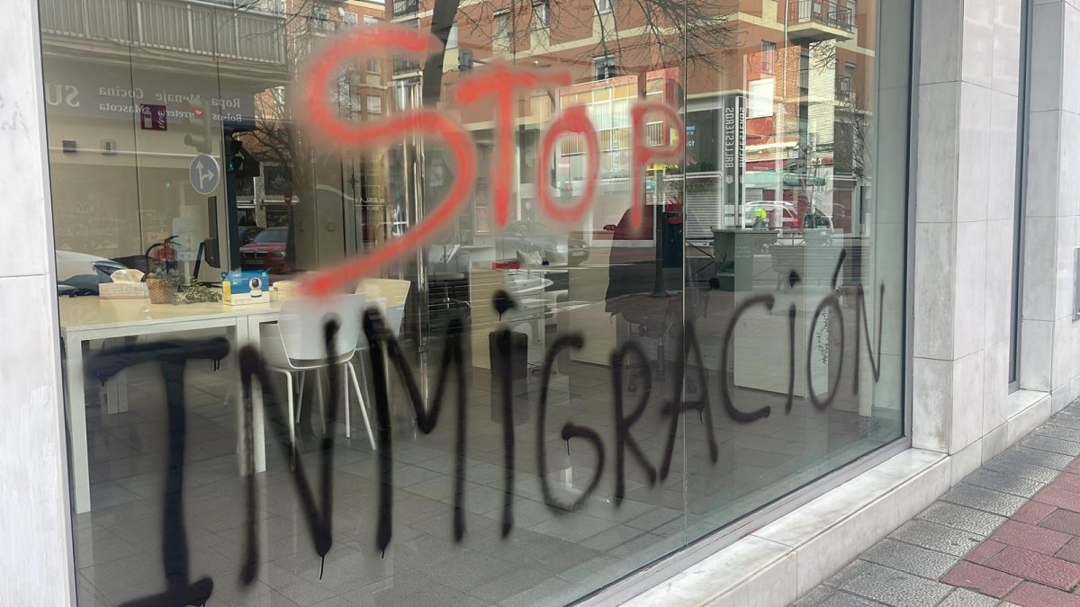 Pintada de 'Stop Inmigración' que ha aparecido esta mañana en una oficina de extranjería de Cardenal Cisneros