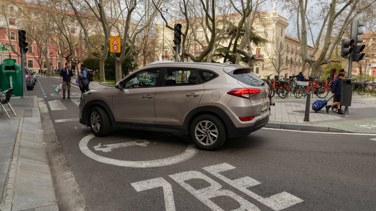 Un coche en el interior del perímetro de la Zona de Bajas Emisiones.