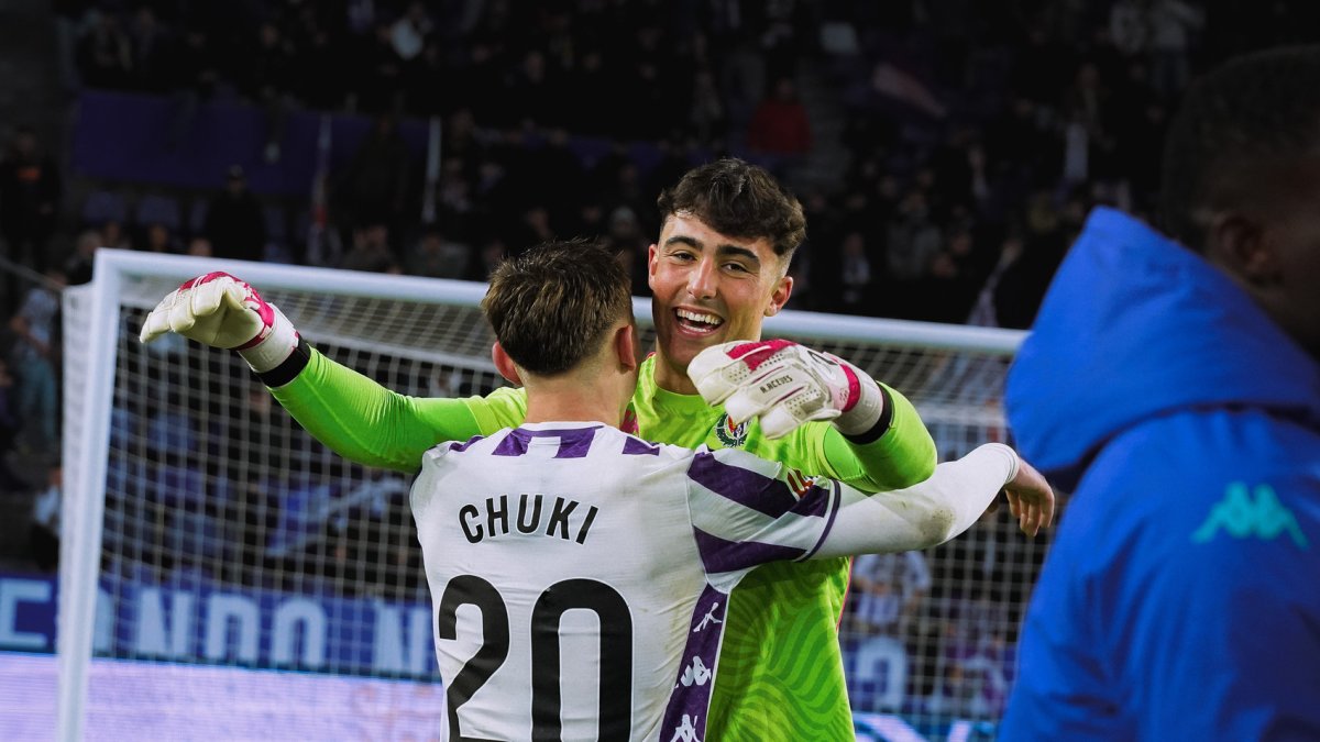 Aceves se abraza con Chuki tras la victoria ante el Leganés.