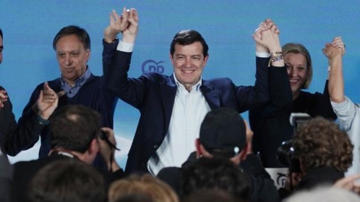 El líder del Partido Popular, Alfonso Fernández Mañueco, celebra la victoria en la noche electoral