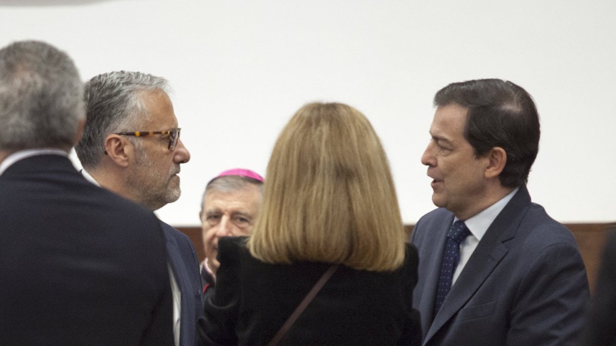Carlos Pollán y Alfonso Fernández Mañueco conversan en el acto de investidura del presidente de Portugal como doctor 'honoris causa' en la Universidad de Salamanca