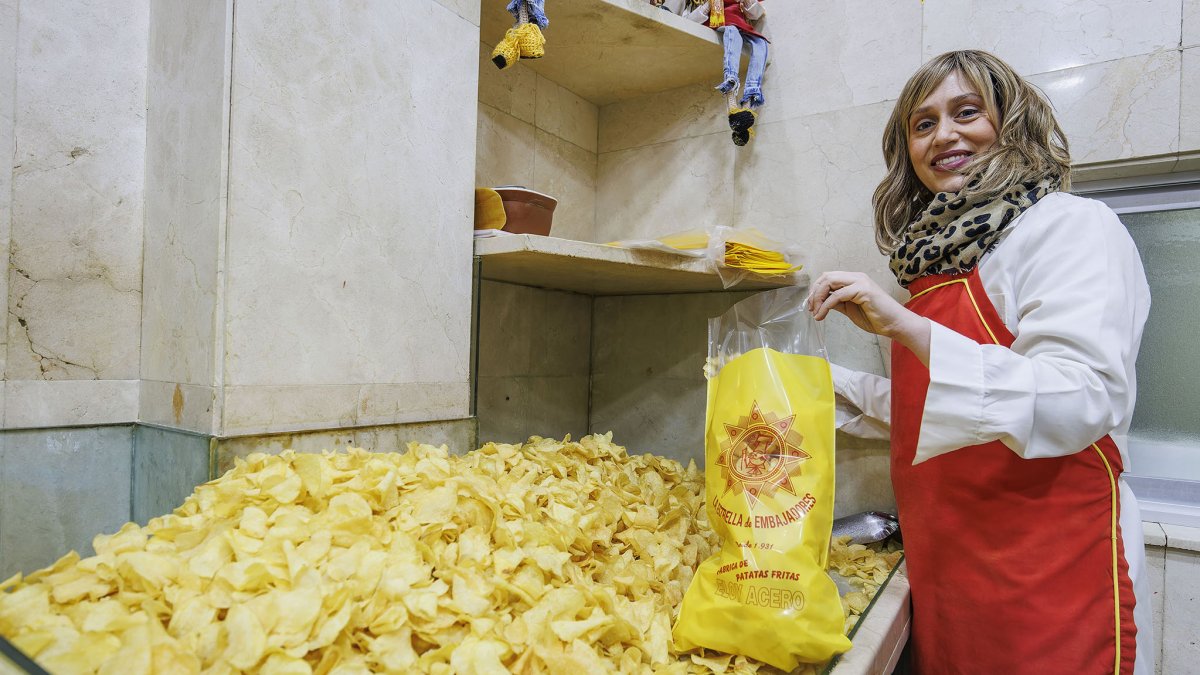 Jimena Acero, tercera generación al frente del negocio, junto a su hermano Rodrigo, rellena una de las características bolsas de patatas Eloy Acero.