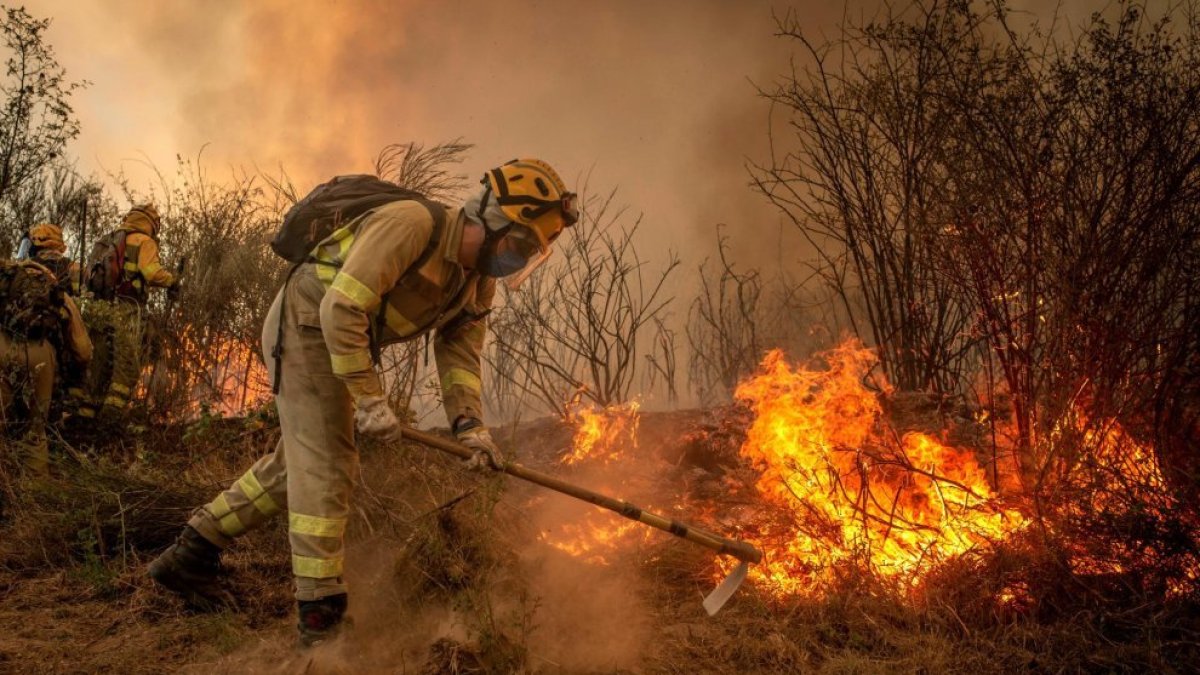 Un brigadista durante las labores de extinción de un incendio, imagen de archivo