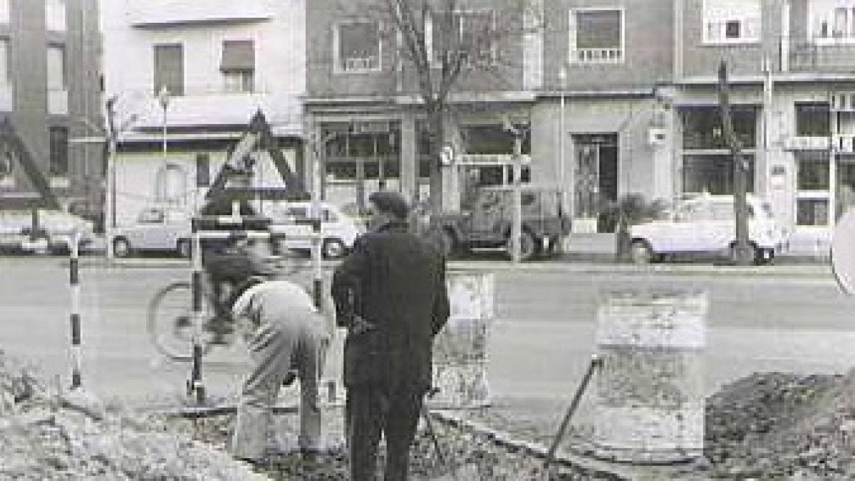 Obreros en la calle Magallanes de Valladolid en los años 70.