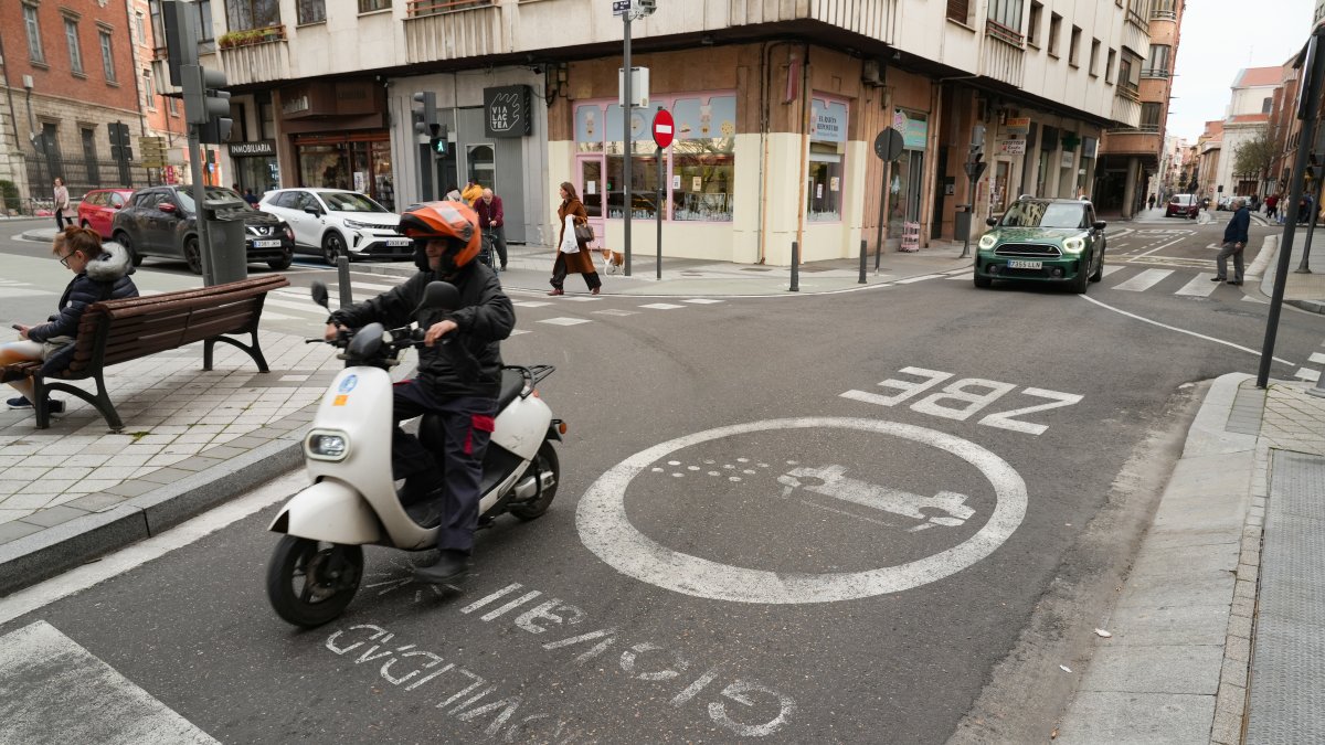 Una moto y un coche circulan por una de las calles de la Zona de Bajas Emisiones de Valladolid.