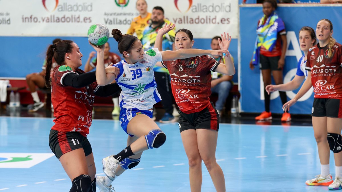 Sandra Monteagudo lanza a portería ante la oposición de dos rivales.