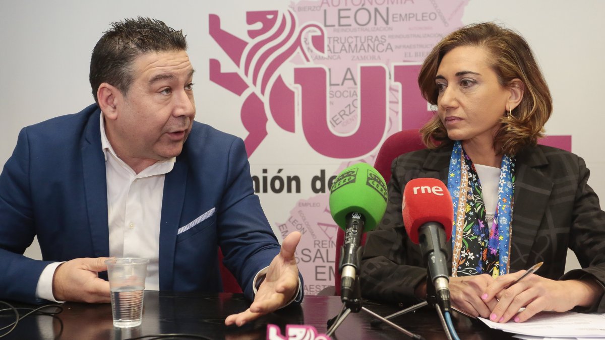 Luis Mariano Santos y Alicia Gallego, de UPL, en una rueda de prensa