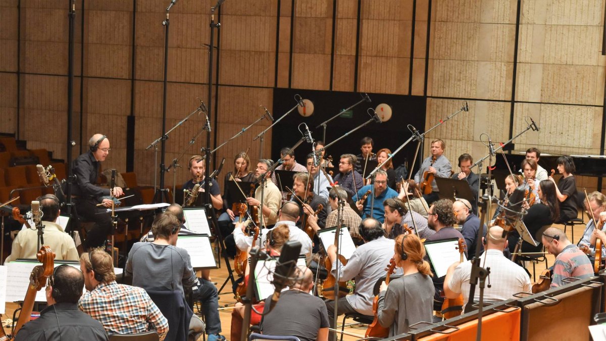 El director vallisoletano, junto a sus músicos, durante una grabación.