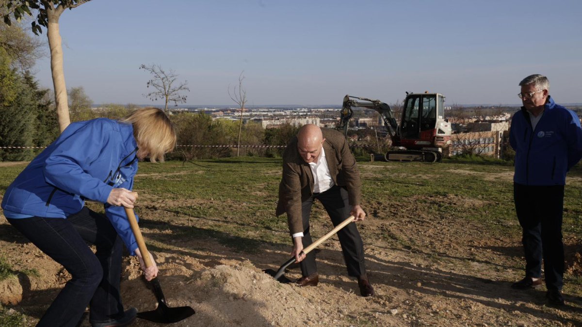 Jesús Julio Carnero durante el acto de plantación en Parquesol.