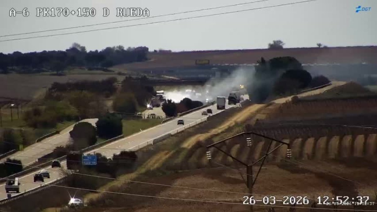 Camión ardiendo en la A-6 en Rueda (Valladolid)