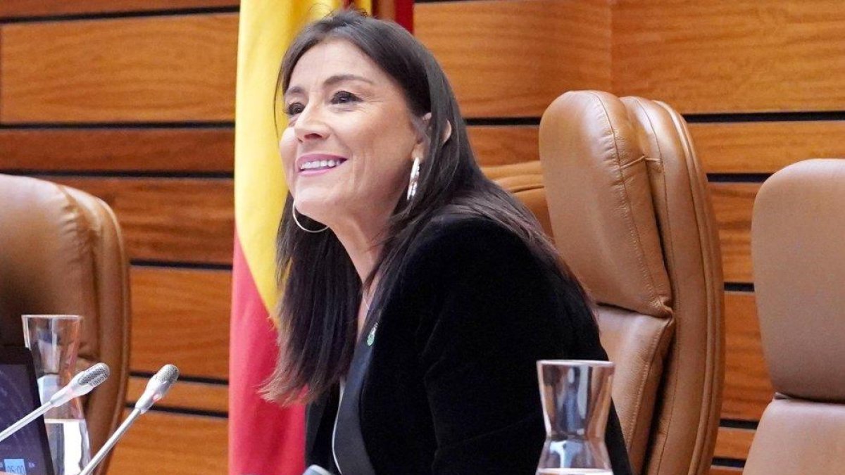 La vicepresidenta segunda socialista Ana Sánchez se despide del hemiciclo en la última sesión plenaria de la legislatura.