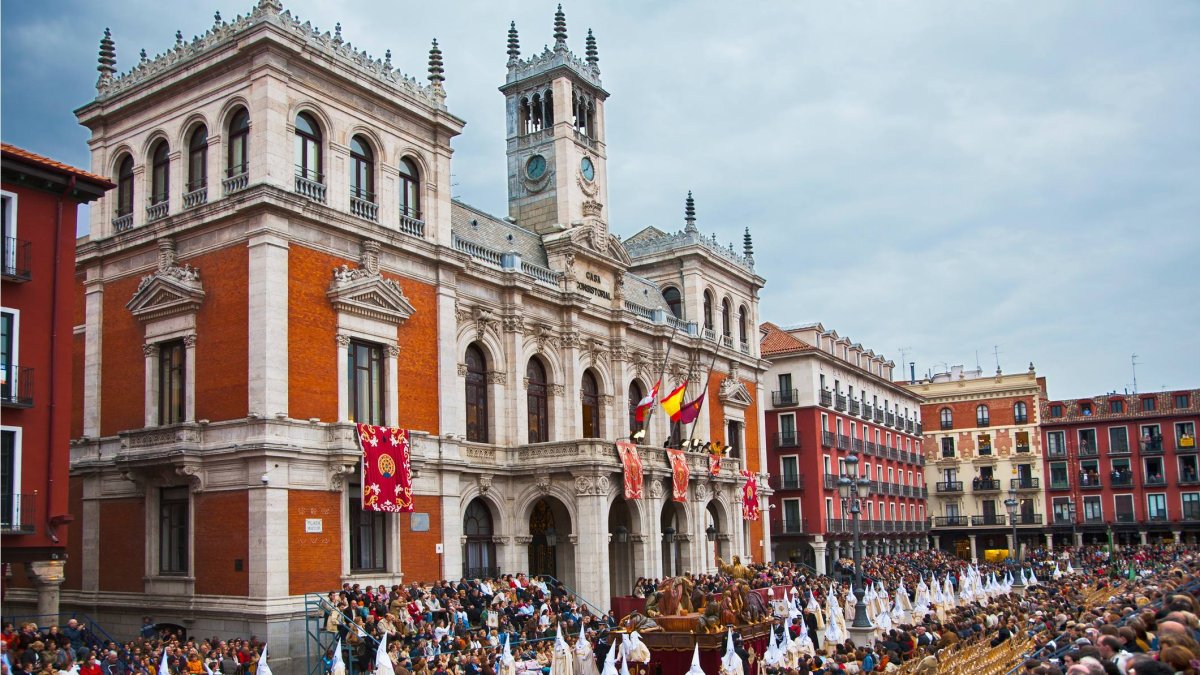 La Plaza Mayor de Valladolid durante una procesión de Semana Santa