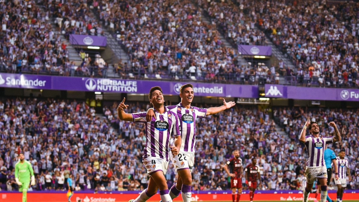 Meseguer (i.) festeja junto a Lucas Rosa su gol al Burgos, hace dos temporadas.