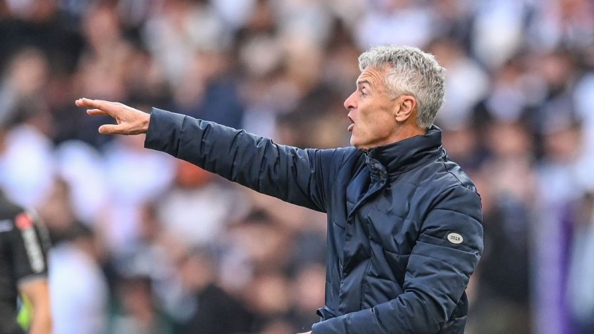 Fran Escribá da indicaciones en el partido ante el Burgos.
