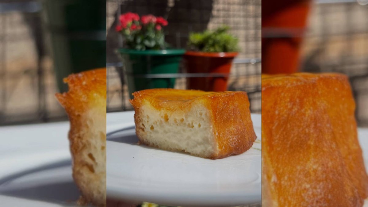 Detalle de la torrija de Pastelería El Bombón, con su característica textura cremosa y acabado dorado típico de Valladolid