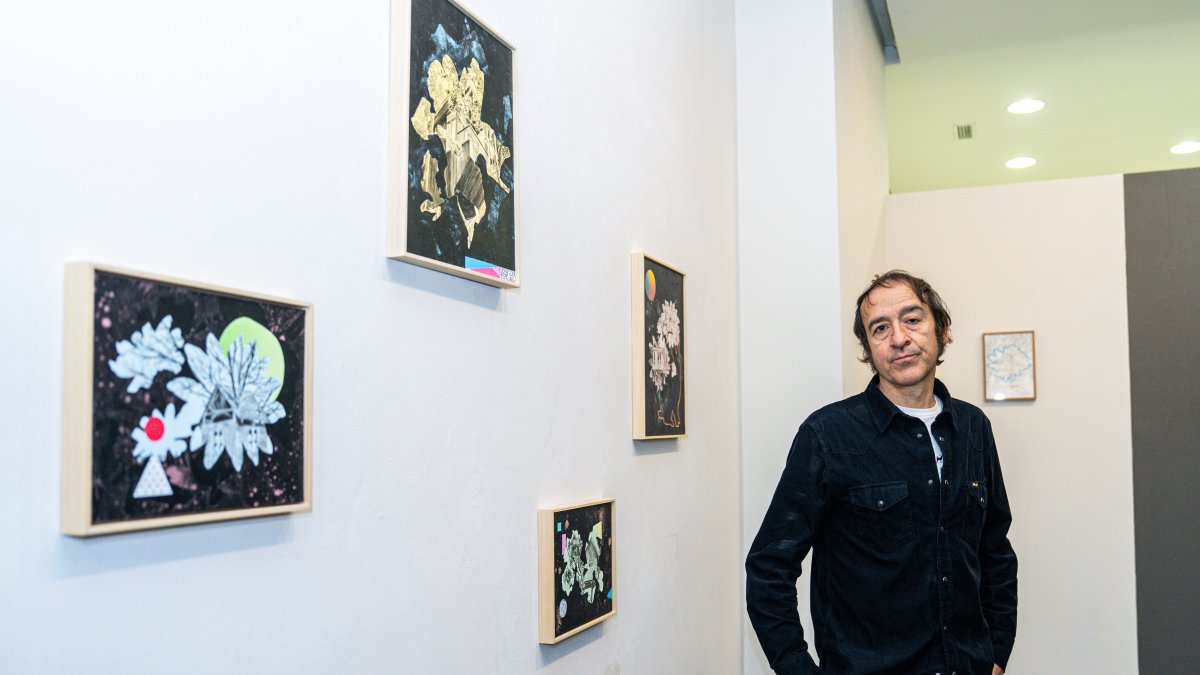 Fernando Guijar junto a varias de sus obras en la Galería Javier Silva