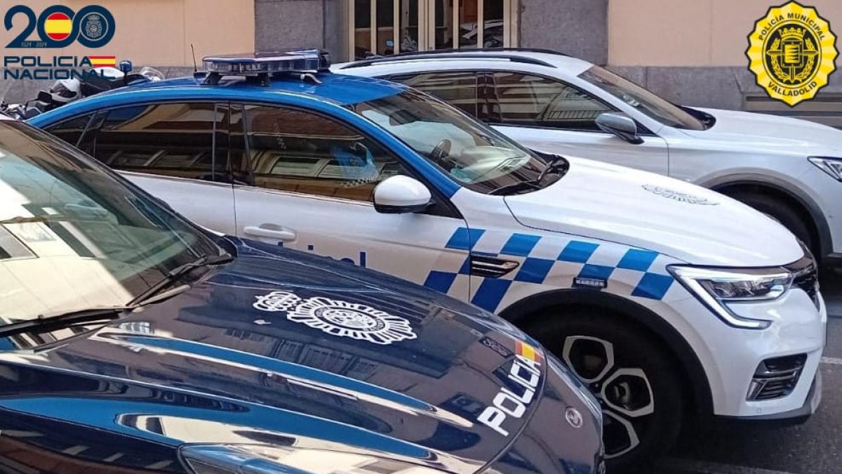 Vehículos de la Policía Nacional y Policía Municipal en una imagen de archivo