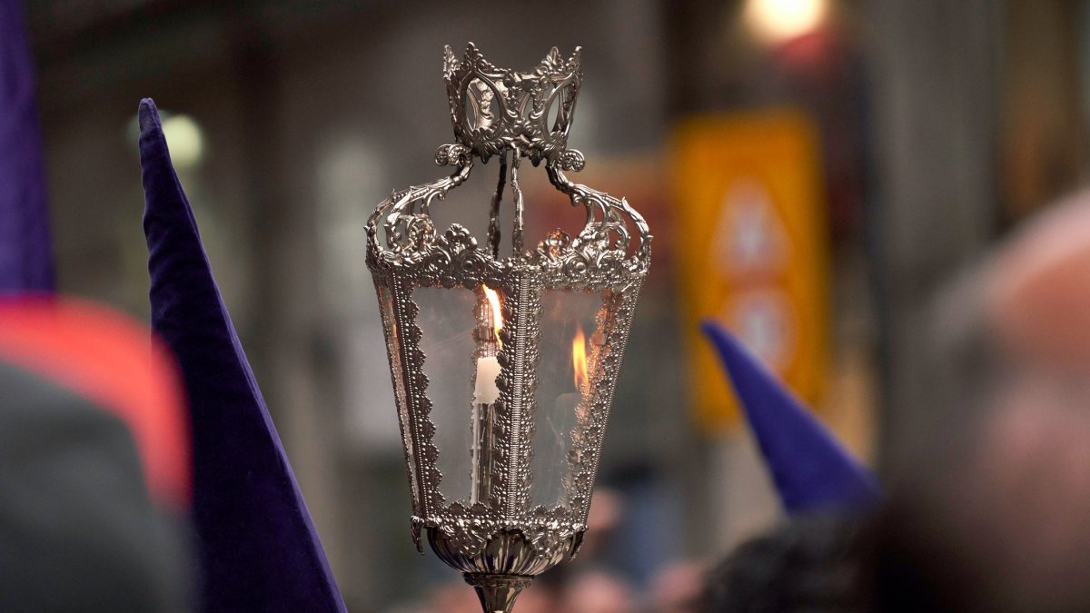 La luz de los faroles guía las procesiones de las cofradías más antiguas de Valladolid, símbolo de una tradición que se remonta siglos atrás