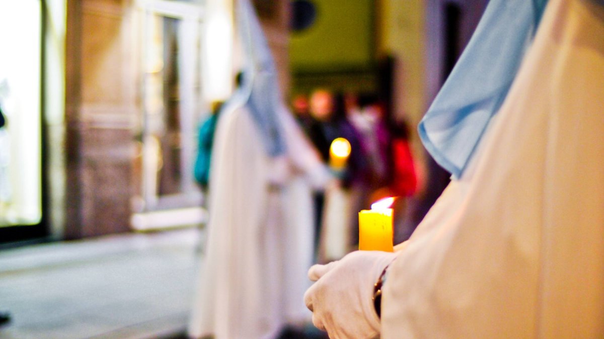 El silencio y la luz de las velas muestran la vivencia íntima de la fe, más cercana al concepto de hermandad