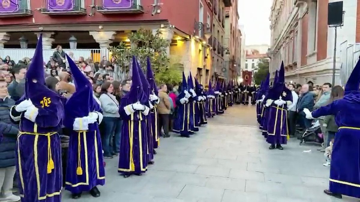 El Viacrucis procesional despliega su mística en el Miércoles Santo de Valladolid