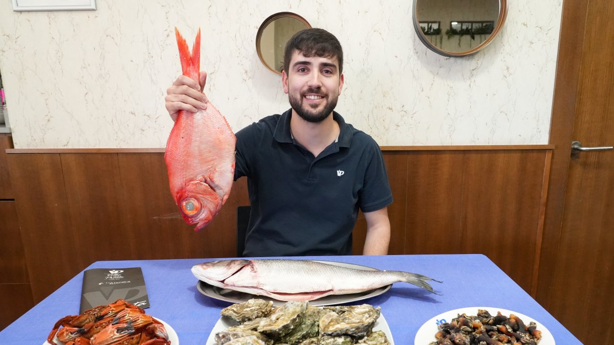 Alberto, uno de los trabajadores del Café Bar Villa del Prado, posa junto algunos de los platos más representativos del neogico.