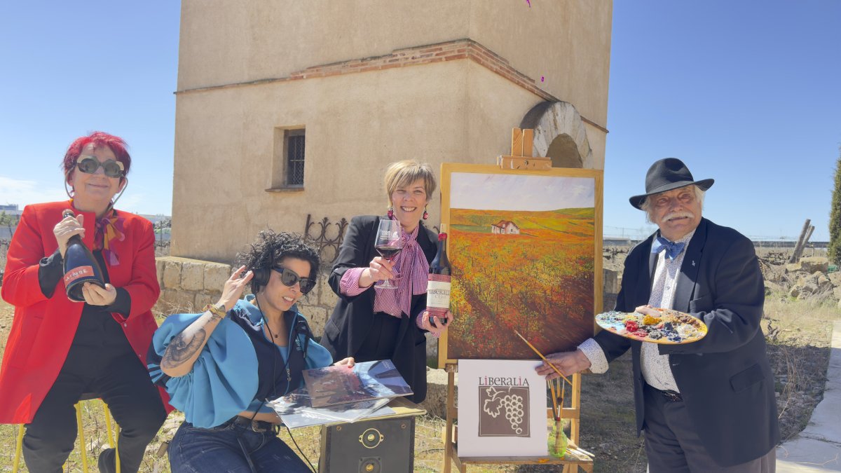 Juan Antonio Fernández, su mujer Martine Pujo y sus dos hijas, Beatriz e Isabel, a la sombra del torreón en la bodega de Toro