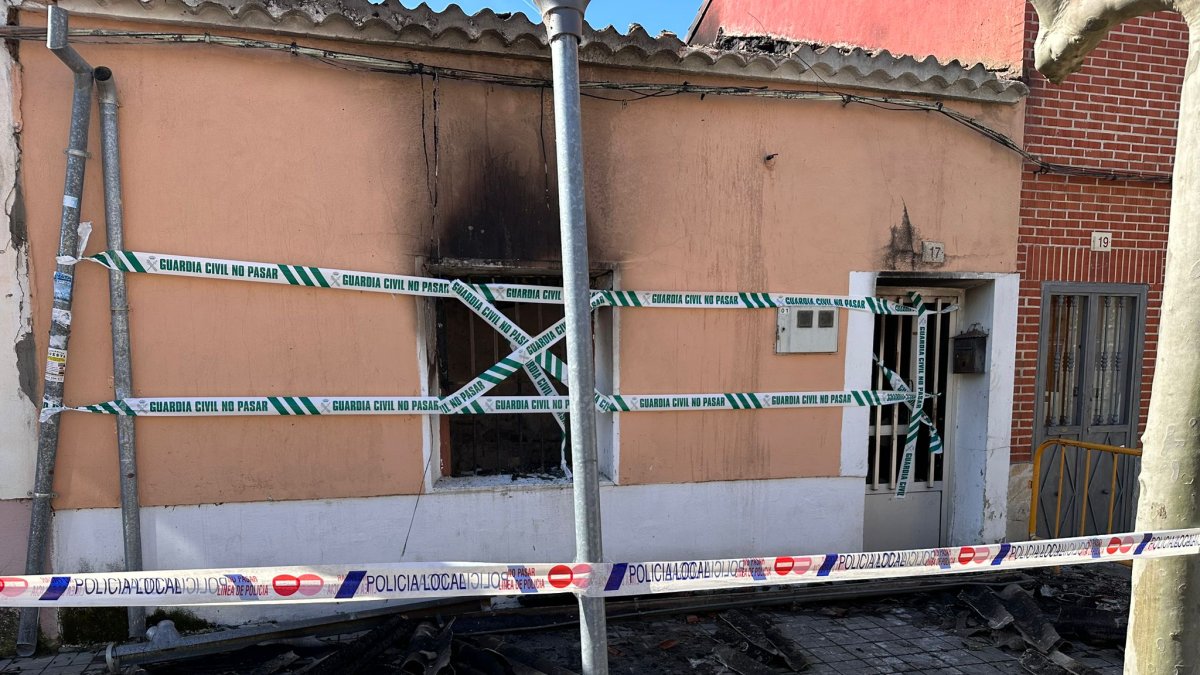 Daños en la vivienda que ardió en Tudela de Duero con un hombre en su interior