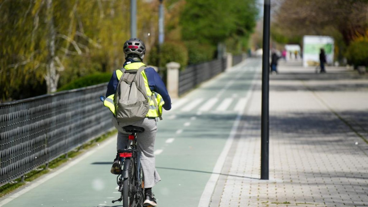 Un ciclista por el carril bici de Isabel la Católica en Valladolid.