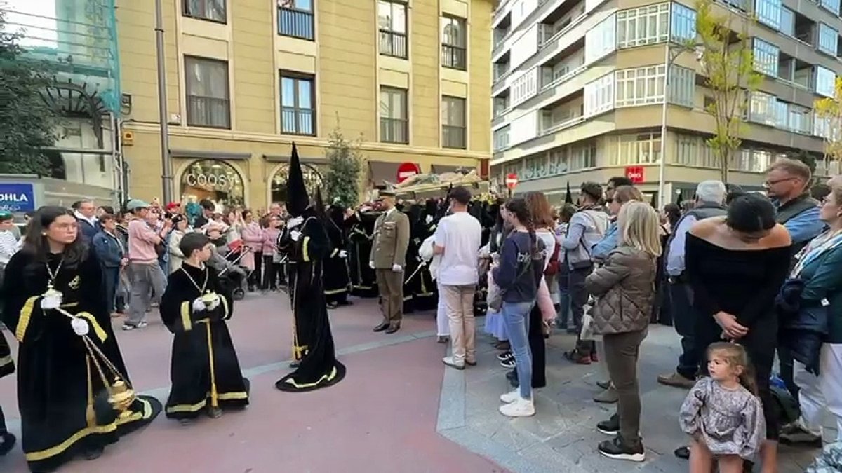 La amenaza de lluvia que impidió en 2024 y 2025 la celebración de la Procesión del Santo Entierro de Cristo en Valladolid no hizo este sábado acto de presencia en una tarde soleada que permitió a los devotos y visitantes de la ciudad acompañar el recorrido por la ciudad del majestuoso ‘Cristo yacente’ de Gregorio Fernández Fuente: PHOTOGENIC