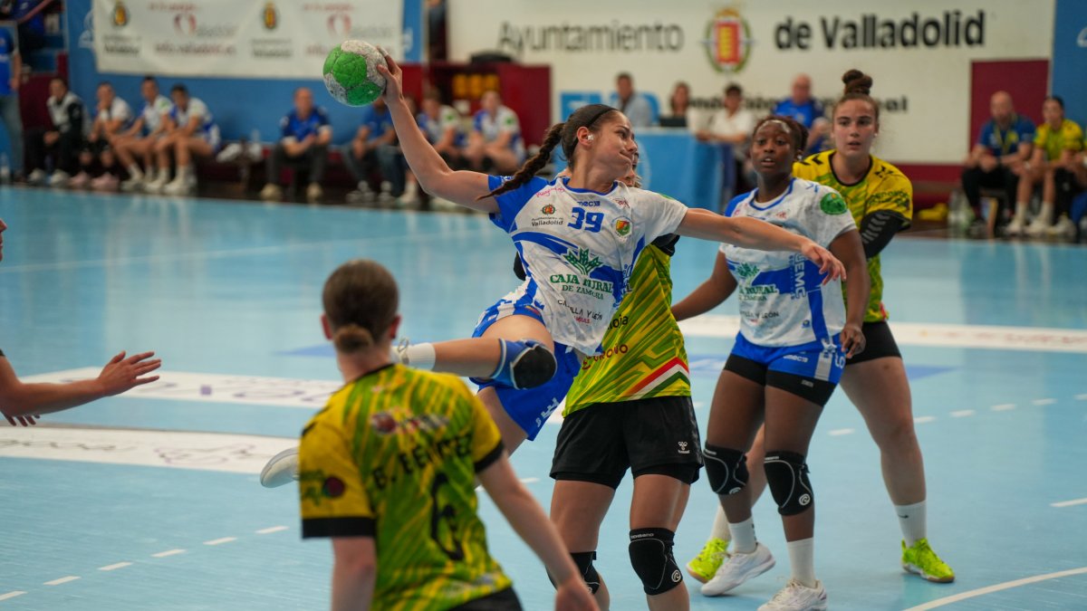 Sandra Monteagudo lanza ante La Rioja.