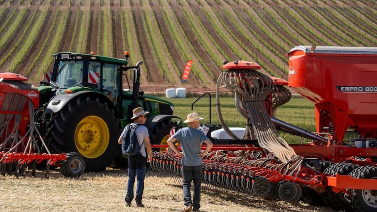 Dos personas observan la maquinaría expuesta durante la última edición de la fería agrícola.