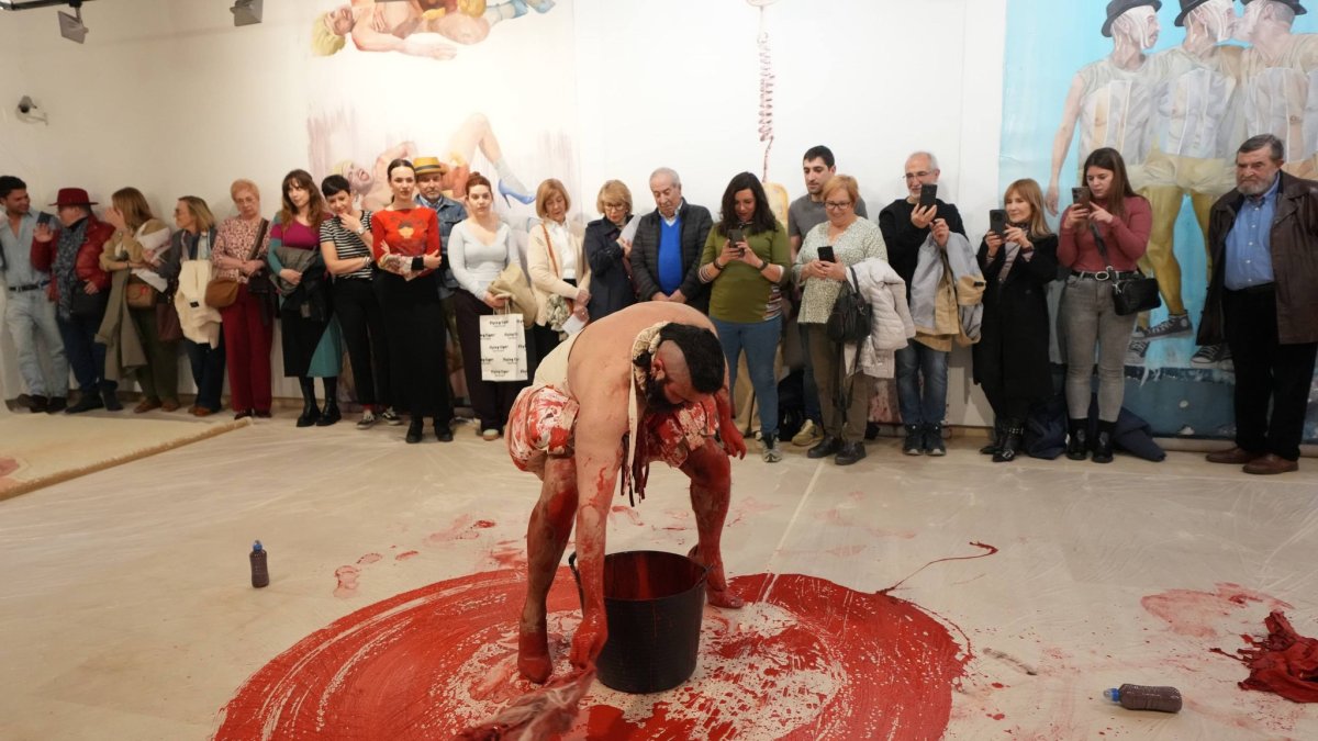 Nacho Hernández, en plena performance en el Palacio de Pimentel