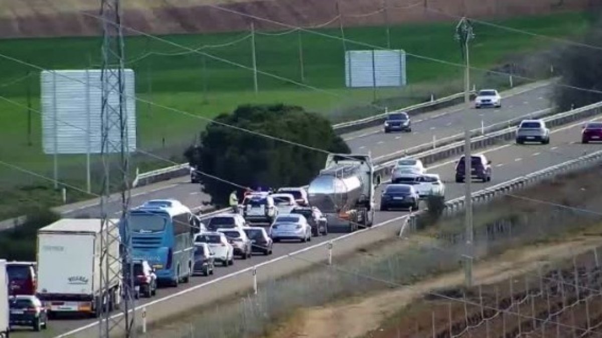Retención en la A-6 a su paso por Rueda (Valladolid).