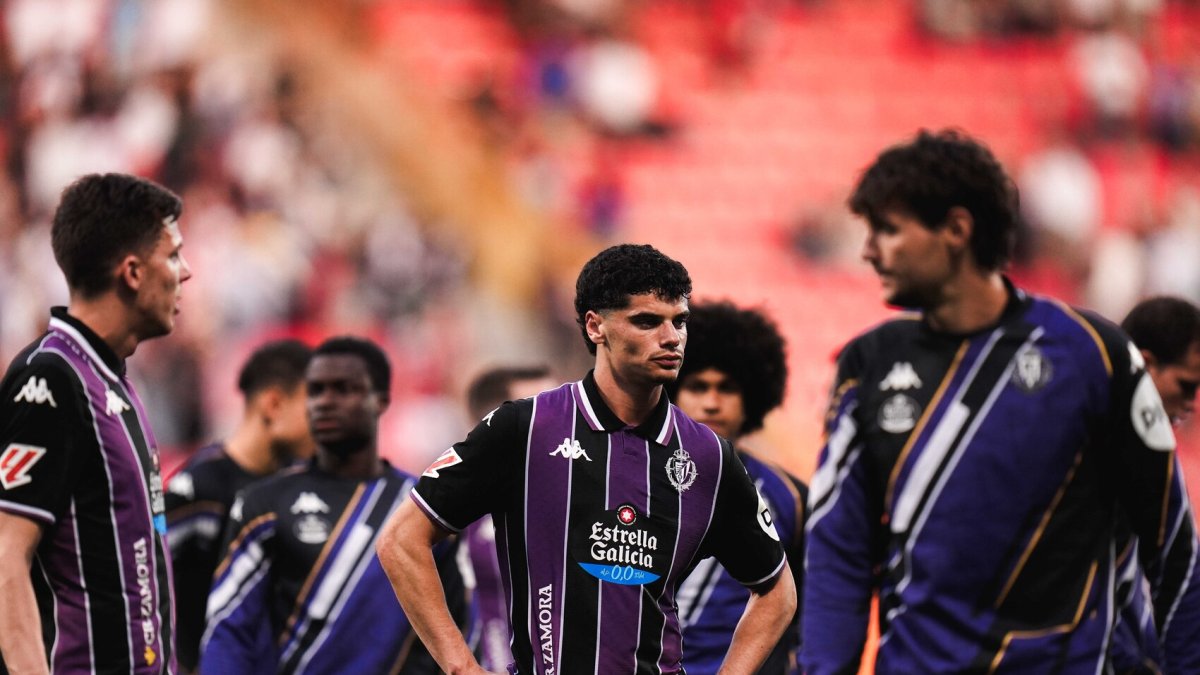Jugadores blanquivioleta serios tras la derrota en León.