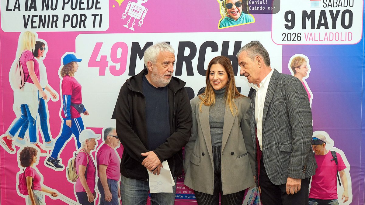 El humorista Leo Harlem participa en la presentación de la Marcha Asprona 2026.