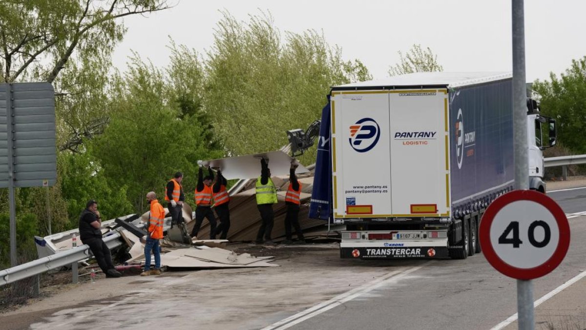 Retiran restos del accidente del camión volcado en la salida 12 de la VA-30