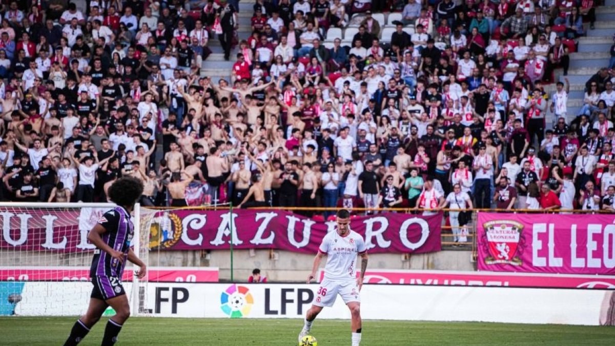 Peña ‘Orgullo Cazurro’, durante el Cultural-Real Valladolid.