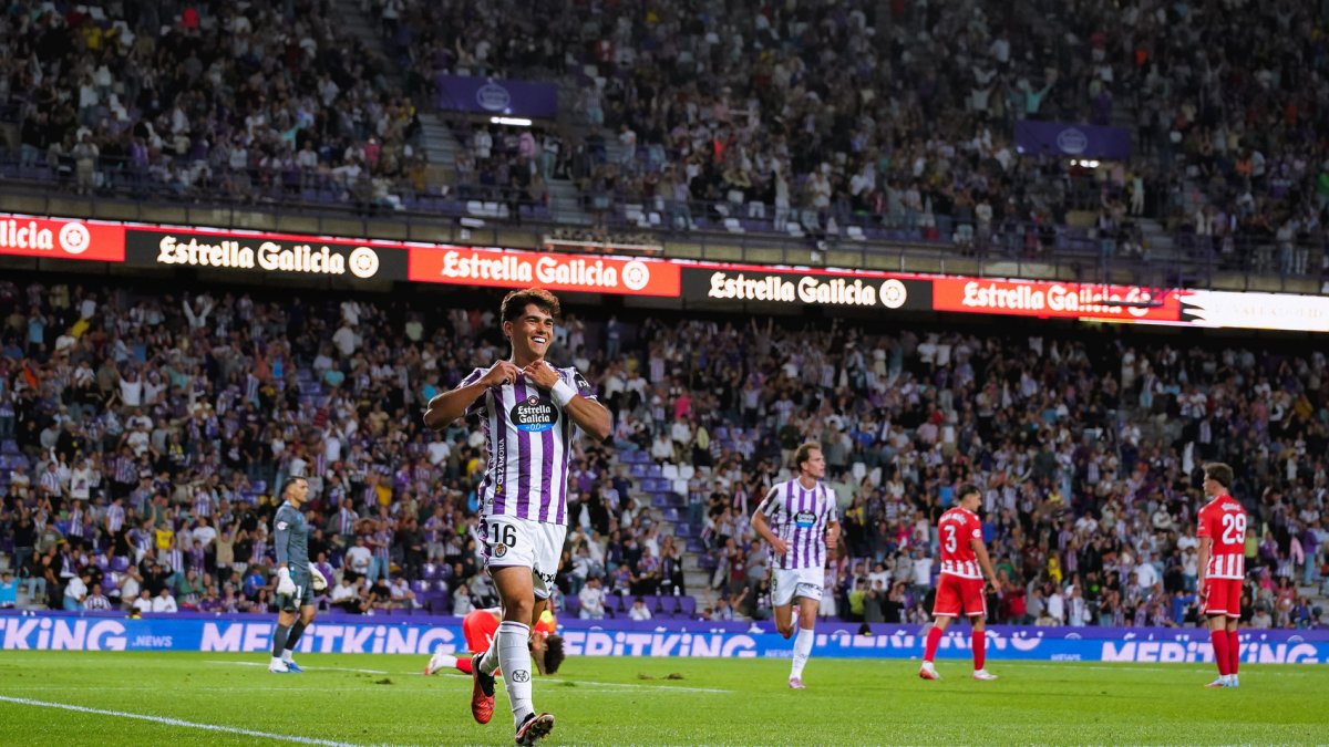 Maroto celebra su gol ante el Almería, en la victoria blanquivioleta ante el segundo clasificado.