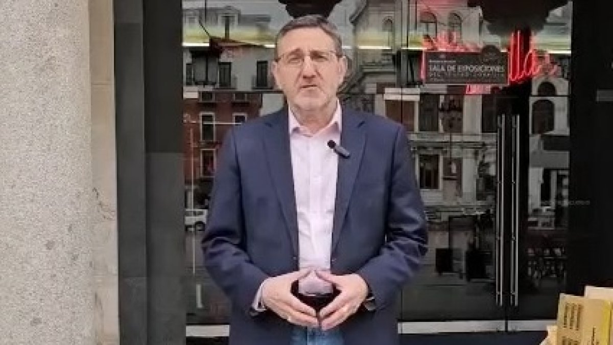 Francisco Ferreira, delante del Teatro Zorrilla