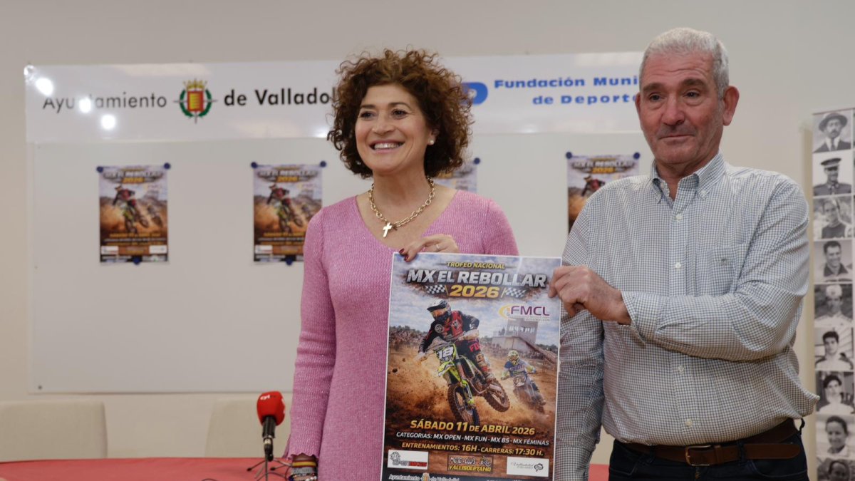 Mayte Martínez y Francisco González posan con el cartel del Trofeo de Motocross.