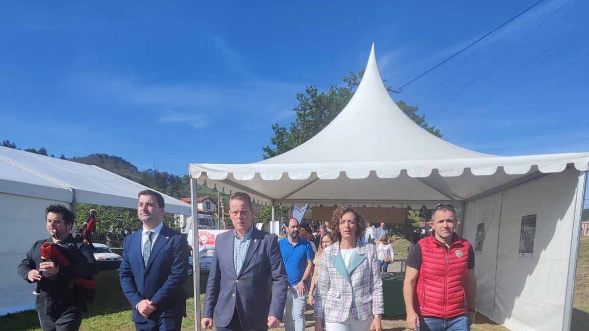 Momento de la inauguración de la Feria del salmón de 2025 con las autoridades de Cornellana al frente.