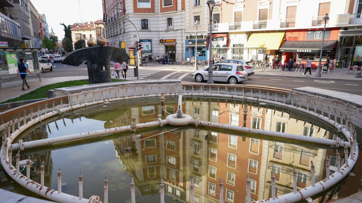 La Fuente de Plaza Madrid sin agua.